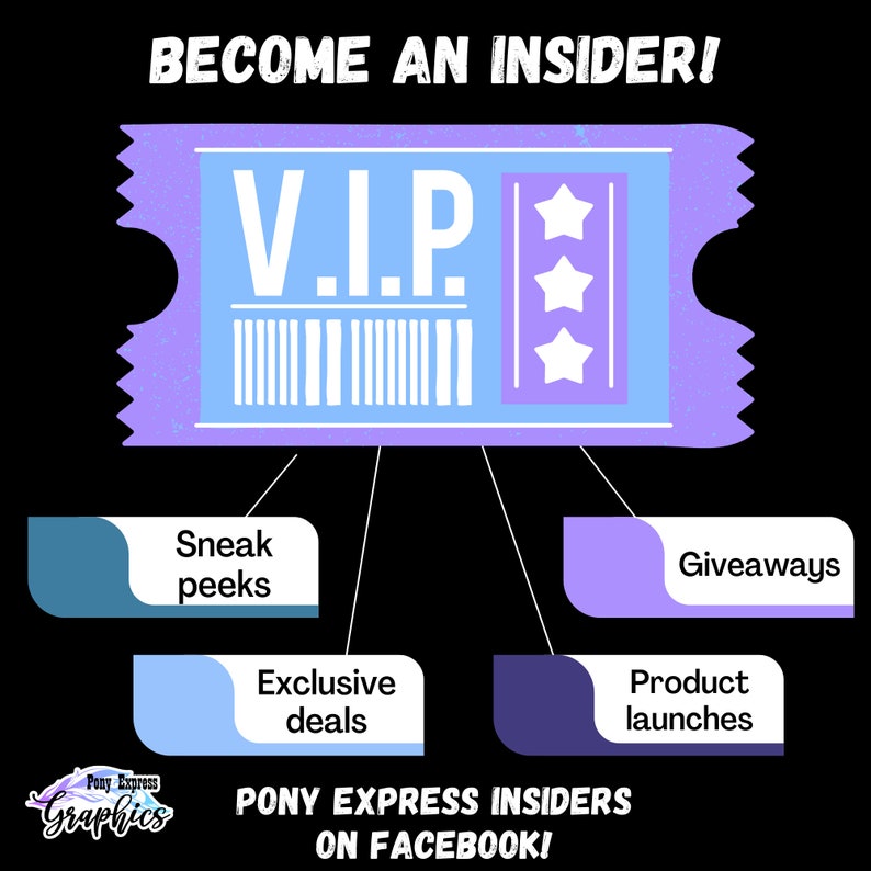 Pu&ograve; includere: Un biglietto blu e viola con il testo "Become an Insider!" e "V.I.P." Il biglietto ha tre stelle sul lato destro.  Sotto il biglietto ci sono quattro caselle con il testo "Sneak peeks", "Exclusive deals", "Giveaways", e "Product launches".  Il testo "Pony Express Insiders on Facebook!" &egrave; sotto le caselle.