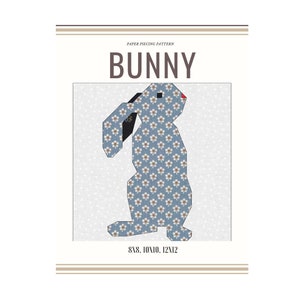 Op de afbeelding: Papier patchwork patroon voor een konijn, met een blauwe en witte bloemenprint. Het patroon is verkrijgbaar in de maten 20x20, 25x25 en 30x30 cm.