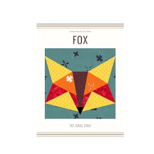 Può includere: Modello di patchwork per una volpe su sfondo verde acqua. La volpe è composta da pezzi di tessuto giallo, arancione e rosso. Il modello include istruzioni per le dimensioni 7", 12" e 15".