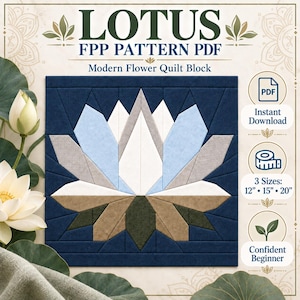 Puede incluir: Un patrón PDF FPP Lotus para un bloque de edredón de flores moderno. El diseño presenta una flor de loto central en tonos blanco, azul claro, gris, bronceado y verde oscuro sobre un fondo azul marino. Texto incluye 3 tamaños: 30, 38 y 51 cm.