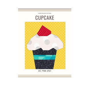 Può includere: Modello di patchwork per un cupcake. Il modello comprende 6, 7, 9, 10, 12 e 13 pezzi. Il cupcake è giallo, bianco, nero, rosso e blu.