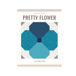 Könnte beinhalten: Papier-Patchwork-Muster für einen Quiltblock namens "Pretty Flower". Der Block besteht aus vier Achtecken in Blautönen und Türkis, mit einem kleinen dunkelblauen Quadrat in der Mitte. Das Muster enthält Anweisungen zum Erstellen des Blocks in drei Größen: 9x9, 12x12 und 15x15 Zoll.