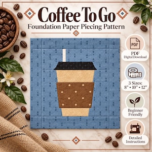 以下が含まれることがあります： Coffee To Goと題されたペーパーピーシングの型紙。中央にコーヒーカップのグラフィックが描かれた青い布地ブロックが特徴です。カップはベージュの本体、茶色の水玉模様のスリーブ、黒い蓋で構成されています。PDFダウンロードと3つのサイズ（8、10、12インチ）が記載されています。
