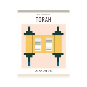 Könnte beinhalten: Ein Papier-Patchwork-Muster für eine Thora-Rolle. Das Muster ist gelb mit schwarzen und blauen Akzenten. Das Muster enthält die Zahlen 7, 9, 9, 12, 12, 15 und 15.