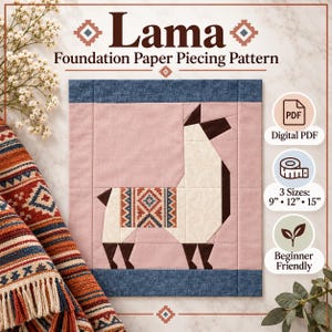 Puede incluir: Un patrón de costura en papel titulado Lama, que muestra una llama color crema con detalles en marrón oscuro y una manta con motivos geométricos sobre un fondo rosa empolvado y bordes azules. Incluye PDF digital, 3 tamaños: 23, 30, 38 cm.