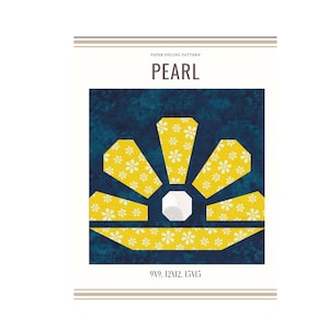 Könnte beinhalten: Papier-Patchwork-Muster für einen "PEARL" Quilt-Block. Der Block zeigt ein gelbes und weißes Blumenmuster mit einer weißen Perle in der Mitte. Das Muster ist in den Größen 23x23, 30x30 und 38x38 cm erhältlich.