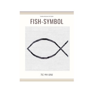 Può includere: Disegno a linea in bianco e nero di un simbolo di pesce su sfondo bianco con un motivo testurizzato. Il testo "FISH-SYMBOL" è sopra l'immagine e "7x7, 9x9, 12x12" è sotto l'immagine. Modello di patchwork di carta.