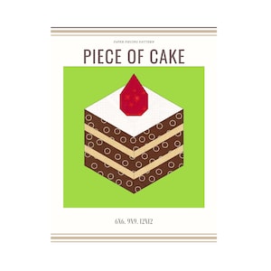 Può includere: Un modello di patchwork di carta per un blocco di trapunta a forma di torta. Il blocco è composto da tessuto marrone, beige e bianco con una fragola rossa in cima. Il modello si chiama "Piece of Cake" e include le dimensioni 6x6, 9x9 e 12x12.