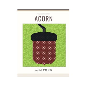 Könnte beinhalten: Papier-Patchwork-Muster für eine Eichel. Das Muster ist in den Größen 6x6, 8x8, 10x10 und 12x12 Zoll erhältlich. Die Eichel ist braun mit weißen Punkten und einer schwarzen Kappe.