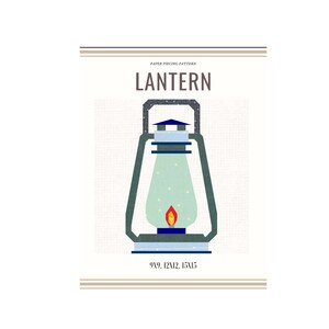 Op de afbeelding: Een papier-patchworkpatroon voor een lantaarn. Het patroon bevat instructies voor het maken van een lantaarn met een blauw en groen glas, een rode vlam en een zwart metalen frame. Het patroon is verkrijgbaar in de maten 9x9, 12x12 en 15x15 inch.