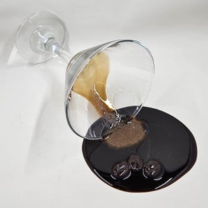 こぼれたエスプレッソマティーニのいたずら/小道具