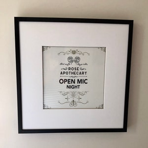 Póster de micrófono abierto de boticario rosa, 290 mm x 290 mm