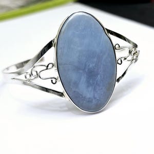 Handgjort armband i blått opal, manschett i 925 sterlingsilver med stor sten