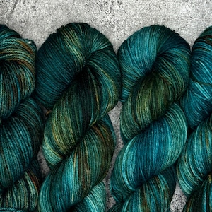 Lucky Penny - Hilo peinado - Hilo teñido a mano en verde azulado, verde y cobre, hilo para suéter, merino superlavado, hilo para mantas, hilo indie, crochet, tejido