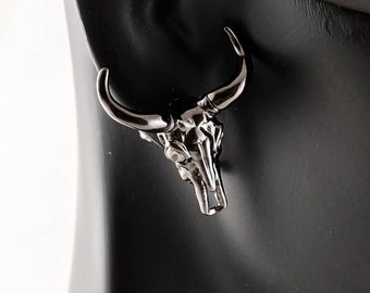 Pendientes de botón con calavera de toro color gris plomo