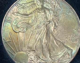 Moneda American Silver Eagle de 2015, 1 onza de plata fina .999, sin circular con pátina.