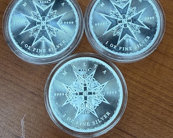 Moneda de plata de 1 onza (.9999) con la Cruz de Malta, acuñada en Malta entre 2023 y 2024, valorada en 5 euros. Lote de 3 unidades.