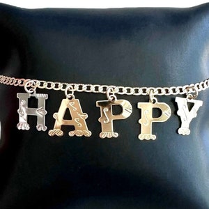 Colar com letras pendentes, colar com palavras felizes, afirmação positiva, palavra inspiradora e motivacional, colar com mantras, colar com palavras manifestas