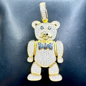 Colgante de oso de peluche grande en plata 925 bañada en oro, colgante de oso de peluche con efecto helado, joya de oso de peluche, dije de oso de peluche con pajarita, colgante de oso dorado