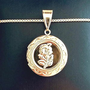 Collana con medaglione a forma di fiore di nascita, collana con medaglione a cerchio rotondo da donna, collana con medaglione con foto in oro, medaglione floreale in stile vintage, collana ricordo