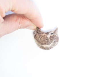 Miniature felt wren brooch; tiny bird brooch; felt wren pin; eco bird jewellery; felt wren accessory; felt bird; felt animal; handmade gift