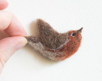 Tiny felt robin pin; little robin brooch; needle felted miniature robin; felt bird; felt animal; bird accessory; handmade gift