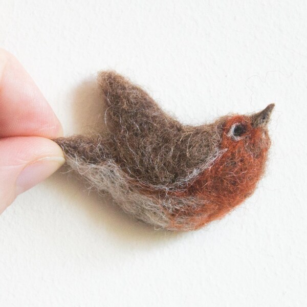 Tiny felt robin pin; little robin brooch; needle felted miniature robin; felt bird; felt animal; bird accessory; handmade gift