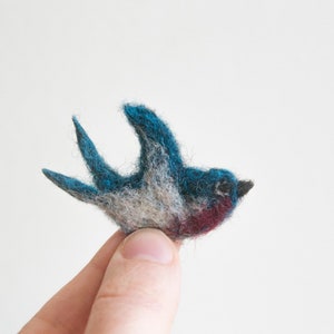 Felt swallow brooch; miniature felted swallow; tiny swallow pin; bird brooch; Schwalben Brosche; felt bird; swallow jewellery; felt animal