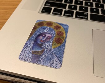 Könnte beinhalten: Eine blaue und goldene religiöse Ikone, die die Jungfrau Maria mit einer Blumenkrone darstellt. Die Ikone ist in einem stilisierten, fast abstrakten Stil gemalt.