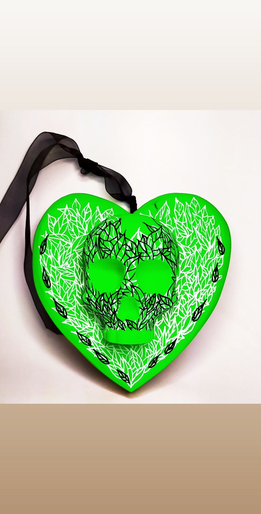 Skull Dans Les Feuilles