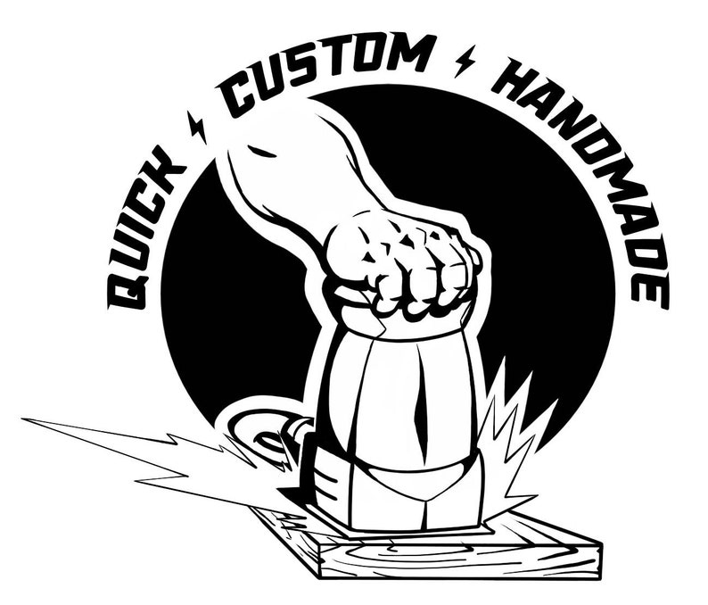 Op de afbeelding: Zwart-wit afbeelding van een vuist die op een blok hout slaat. De woorden "Quick Custom Handmade" staan in een cirkel rond de vuist. Bliksemflitsen zijn ook in het ontwerp opgenomen.
