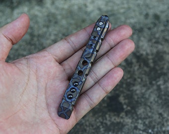 flamed Details about Titanium Custom Handmade Widgy Pry Bar Keychain flamed Details about Titanium Custom Handmade Widgy Pry Bar Keychain
