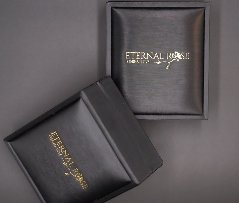 Pode incluir: Duas caixas pretas com o texto "Eternal Rose" e "Eternal Love" em letras douradas. As caixas s&atilde;o feitas de um material texturizado e t&ecirc;m um design elegante e moderno.