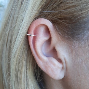 Orecchino elica in argento sterling.
