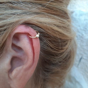 Orecchino a spirale in oro riempito o argento con piccole perle.