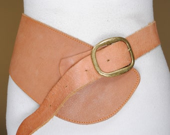 Large ceinture asymétrique en cuir marron clair pour femme, boucle en laiton, ceinture couleur caramel, ceinture extra large vintage