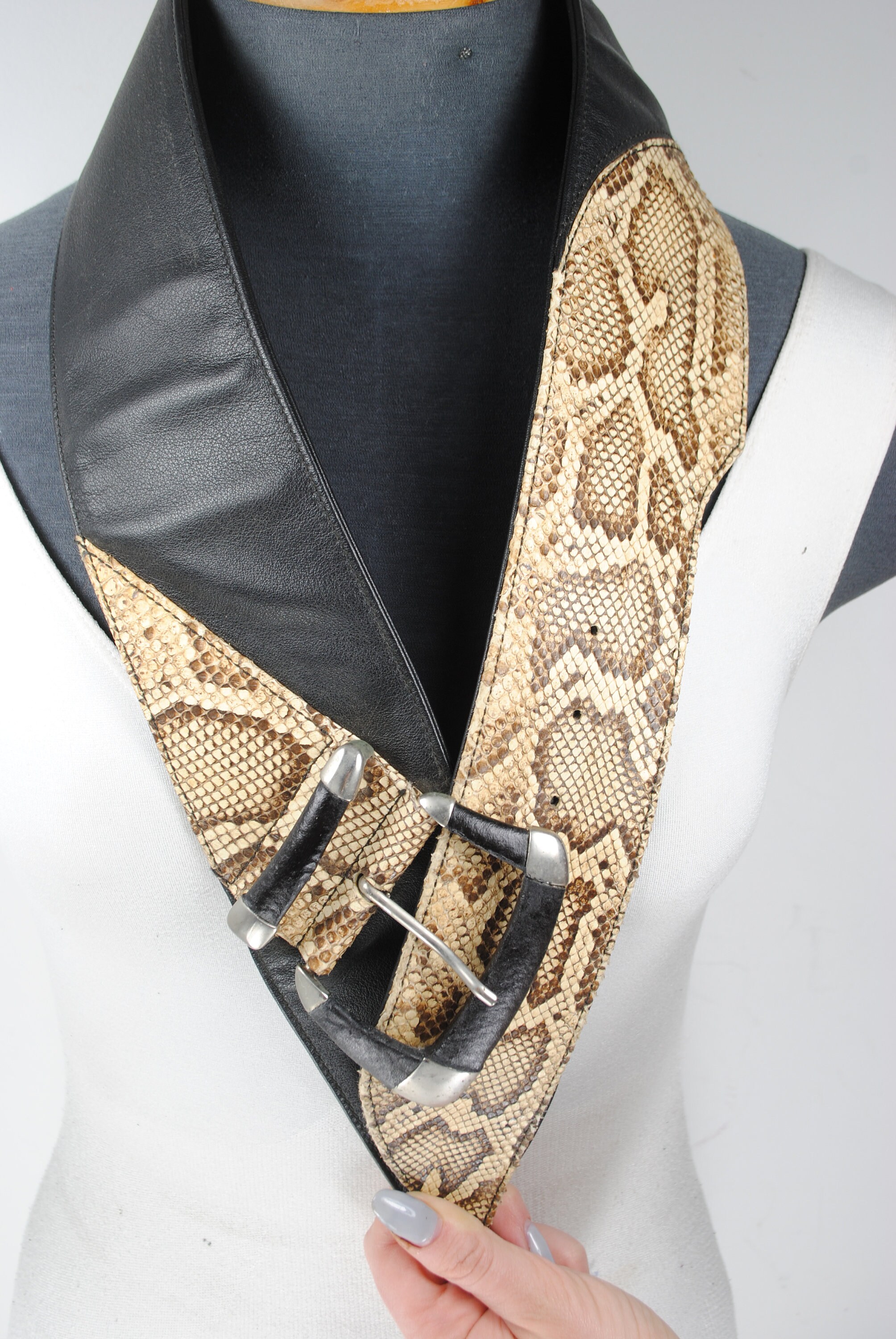 Vintage Statement Belt Snake Skin Curvy Wide Narrow Artsy Neutral Animal Y2K OS V Shaped Statement Belt, Y2K Vintage Hip Belt, Wide Black  main image 4