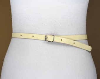 Ceinture de couleur pastel, ceinture en cuir jaune, accessoires du milieu du siècle pour femmes, boucle argentée, ceinture fine vintage