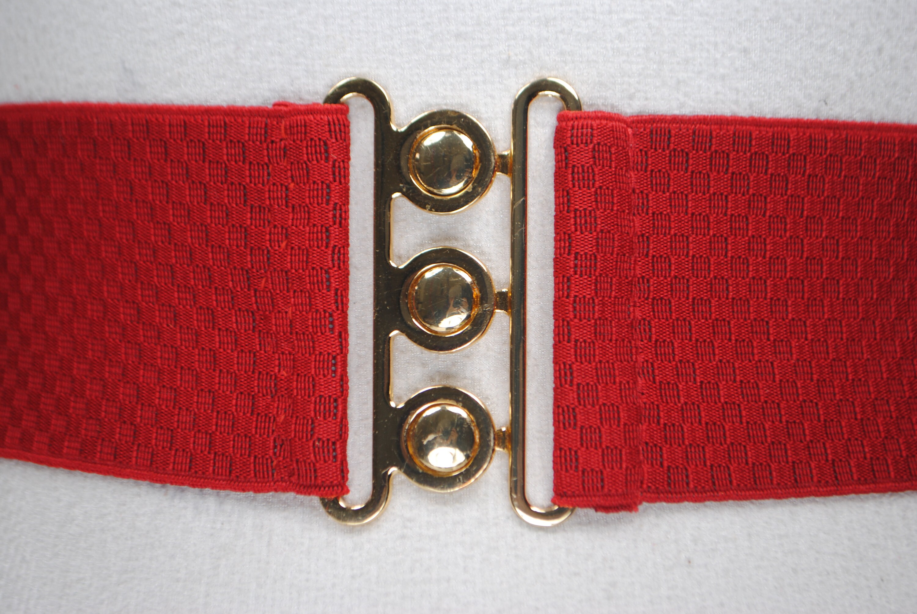 Vintage Wide Red Stretch Belt With Textured Gold Buckle Women Red Elastic Waistband Fashion Belt Rectangle Shape  main image 4