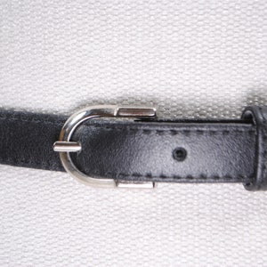 Cinturón de piel negro fino para mujer. Hebilla plateada. Cinturón elegante vintage, Dinero antiguo, Lujo silencioso, Accesorios clásicos, Talla 28 29 30 31 32