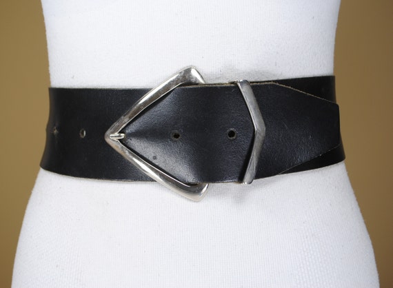 1980s 27''-35'' wide black leather belt for women,
