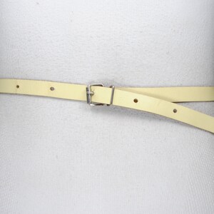 Pastellfarbener Gürtel, gelber Ledergürtel, Mid-Century Accessoires für Frauen, silberne Schnalle, Vintage dünner Gürtel Bild 5