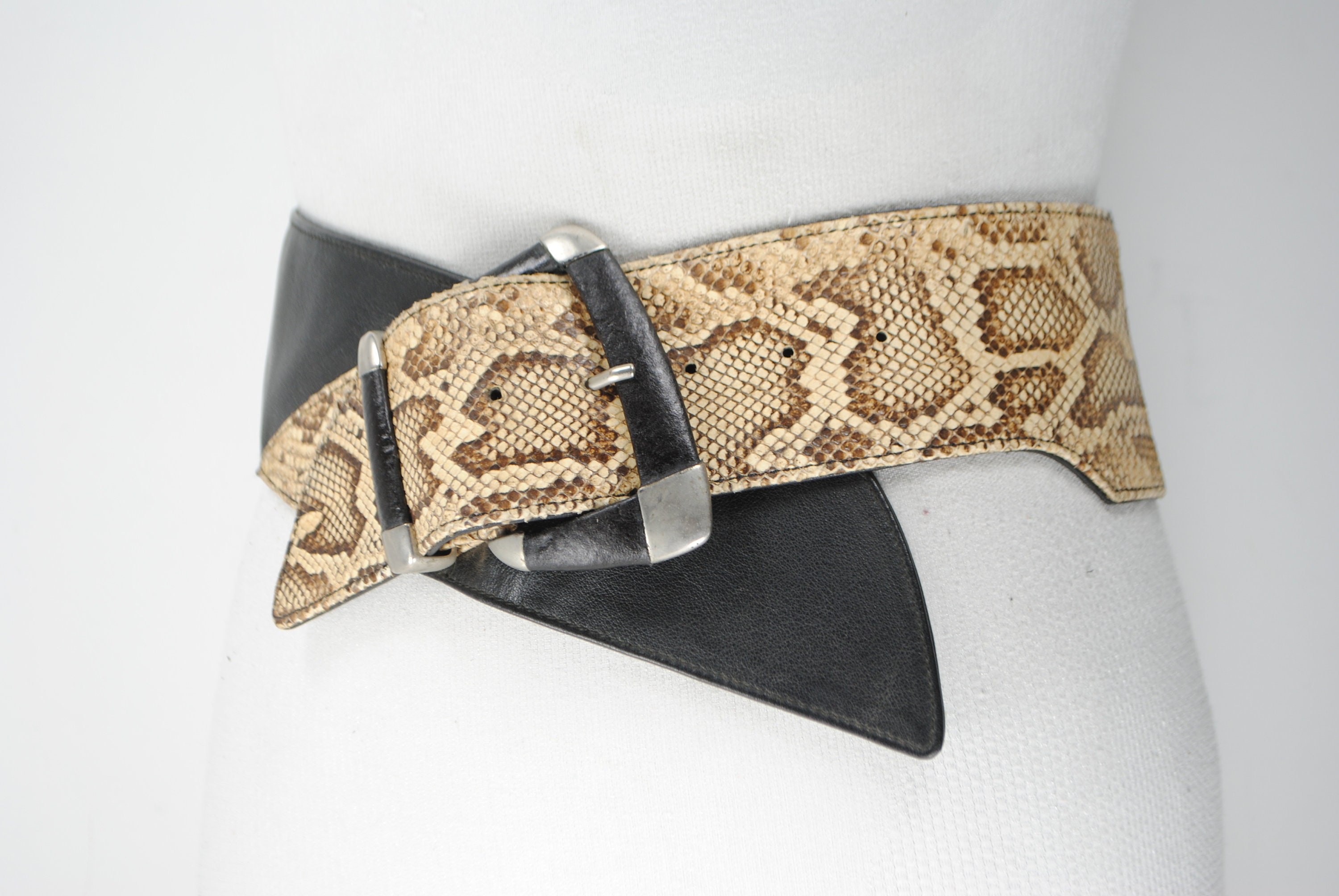 V Shaped Statement Belt, Y2K Vintage Hip Belt, Wide Black  display picture 3