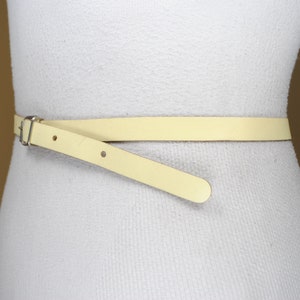 Pastellfarbener Gürtel, gelber Ledergürtel, Mid-Century Accessoires für Frauen, silberne Schnalle, Vintage dünner Gürtel Bild 6