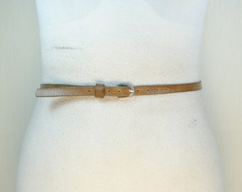 Skinny Taupe bruine riem, oud geld, rustige luxe, vintage lederen riem voor dames, zilveren gesp, maat 29 30 31 32 33 33,5