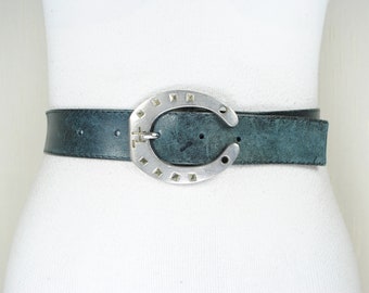 Cintura in pelle blu navy, fibbia a ferro di cavallo in metallo argentato rustico resistente sudoccidentale, anni '90 Vintage unisex, invecchiato, taglia 27 28 29 30 31 32