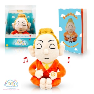 Puede incluir: Un muñeco de peluche de Buda con una túnica naranja, sentado en posición de meditación, con un collar dorado. Se presenta con un mini libro titulado "Buddhism" y el texto "Mini Book of Wisdom". La marca "PlushLegion" es visible.