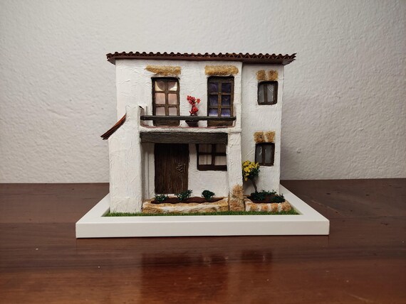 Diorama casa estilo mediterráneo | Miniatura inspirada en la Costa Brava | Hecho a mano | Decoración artesanal original