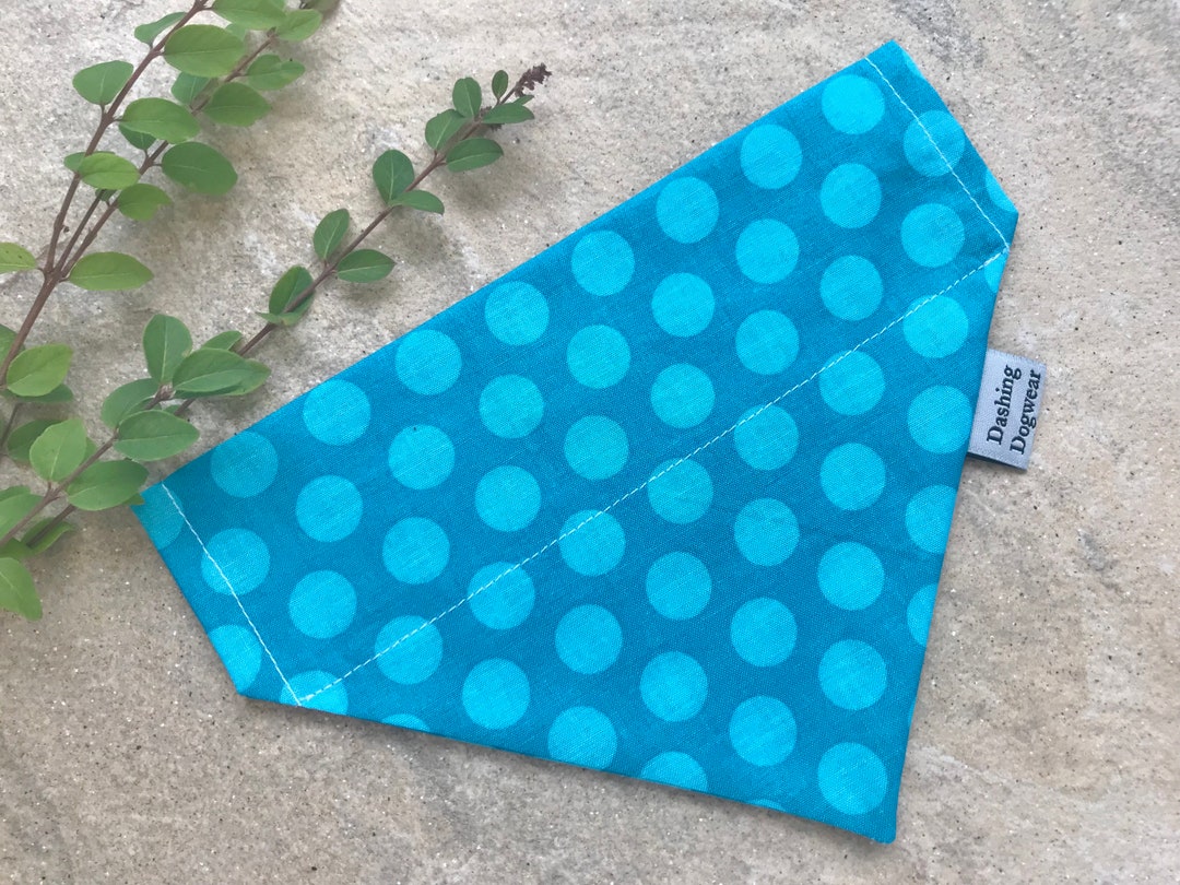 Slide on Dog Bandana / Doggy Bandana / lunares azul turquesa / patrón