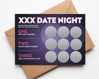 Pode incluir: Um cartão roxo e rosa com o texto "XXX DATE NIGHT" e uma grade de nove círculos prateados para riscar. O texto abaixo da grade diz "Risque um adesivo de cada linha e divirta-se!"  "ONE LET'S GET STARTED!"  "TWO WHO'S GOING WHERE?"  "THREE ADD A LITTLE EXTRA XXX!"